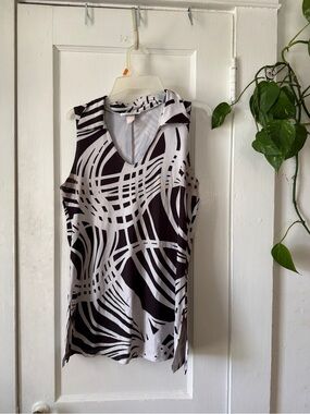 Maria Gabrielle NY Sleeveless V-Neck Abstract Print Tank Top - Black & White